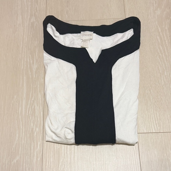 3/$10 Chico's Monochrome V-Neck Long Sleeve Top - Picture 2 of 8